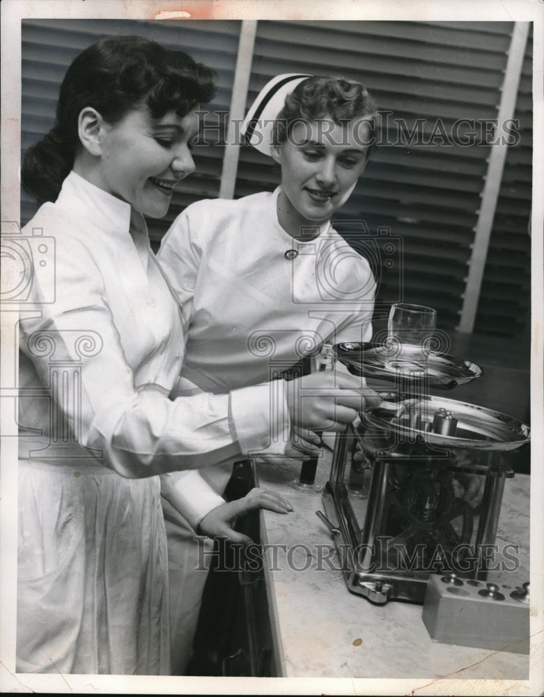 1952 Press Photo Dietician Laura Margolis & Head Nurse Lois at Lakeside Hospita