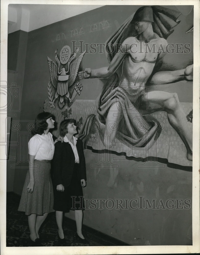 1943 Press Photo Hazel J Teyral & Barbara P Morrow look at art picture
