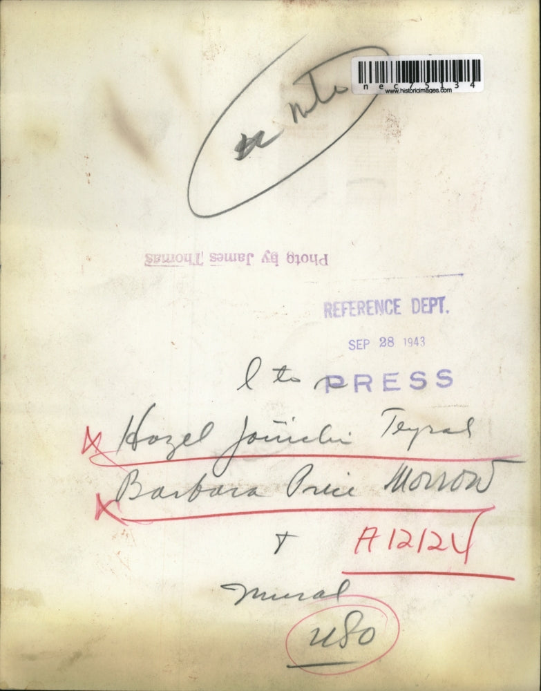 1943 Press Photo Hazel J Teyral & Barbara P Morrow look at art picture