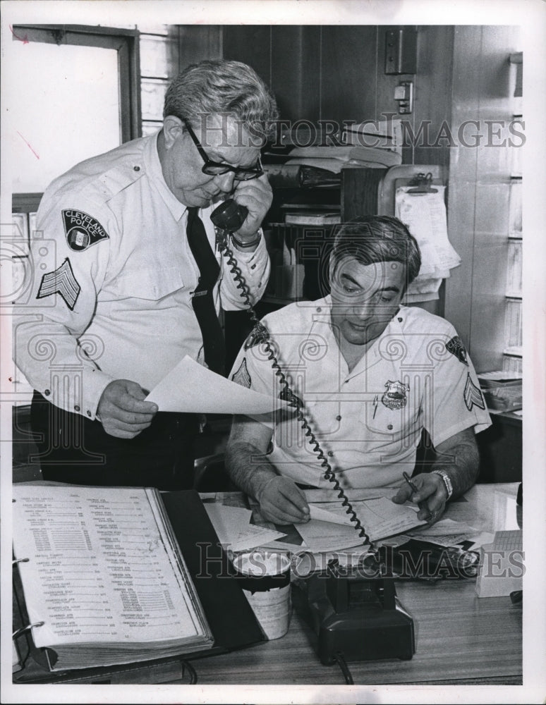 Load image into Gallery viewer, 1970 Press Photo Sgt Bernard Schweter &amp; Sgt Sheldon Friedland, police radio
