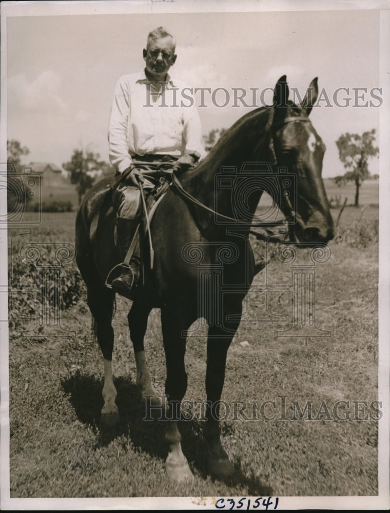 Load image into Gallery viewer, 1938 Press Photo Kansas Gov, Alf Landon on his horse
