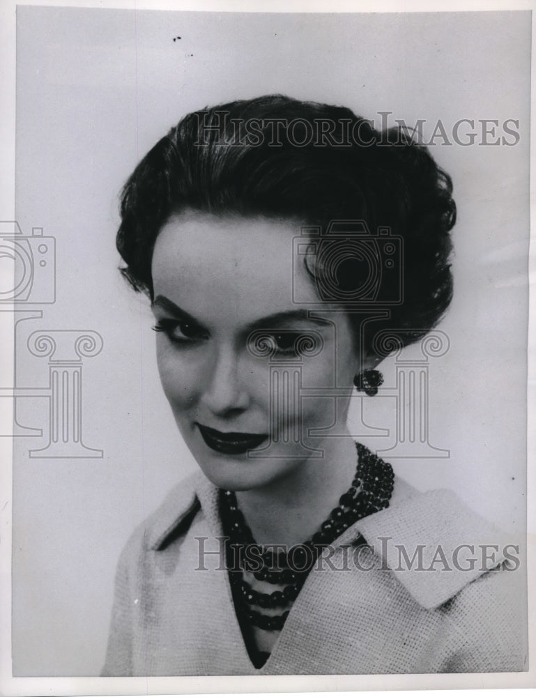 1958 Press Photo New women's hair style modeled