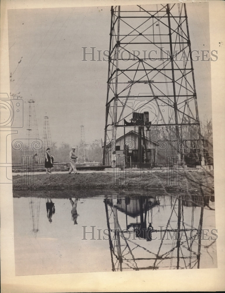 1945 Press Photo Moseleys Stroll Near Canal at Choctaw Oil Field