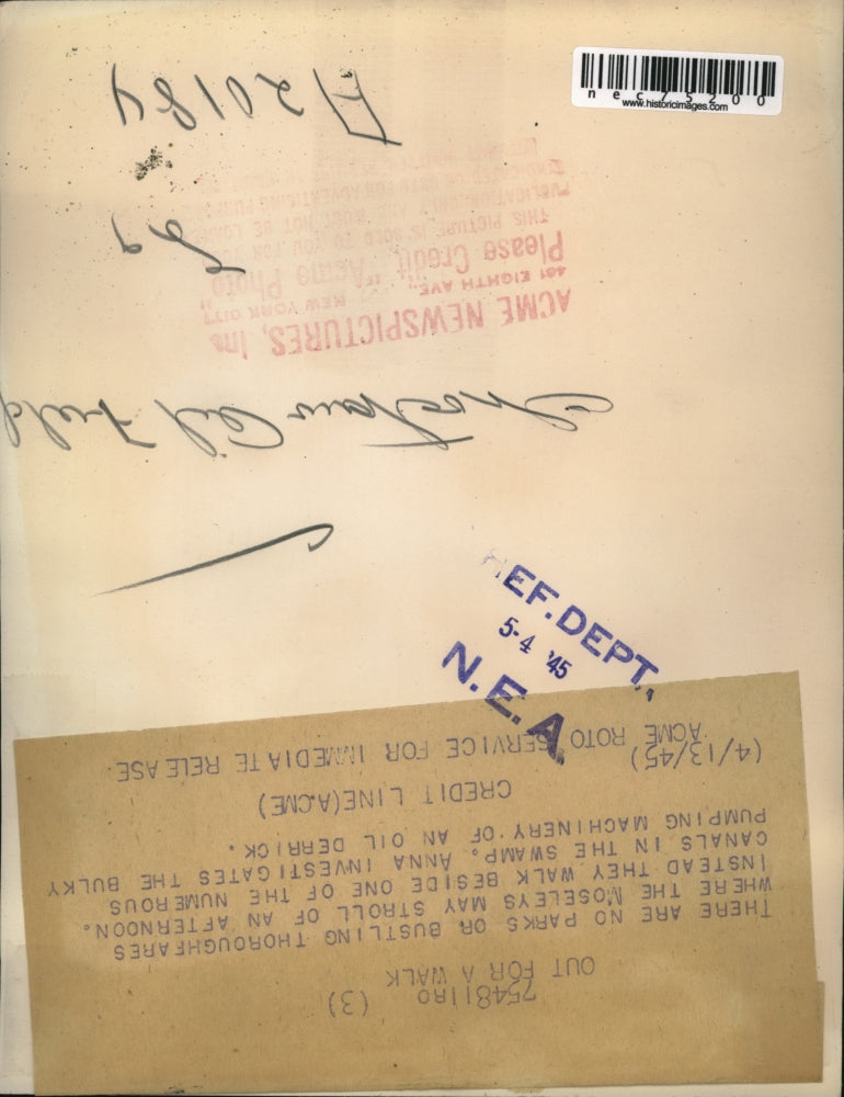 1945 Press Photo Moseleys Stroll Near Canal at Choctaw Oil Field