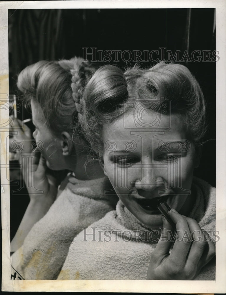 1944 Press Photo Dorothy Barnett Puts Make Up On For Shrine Circus