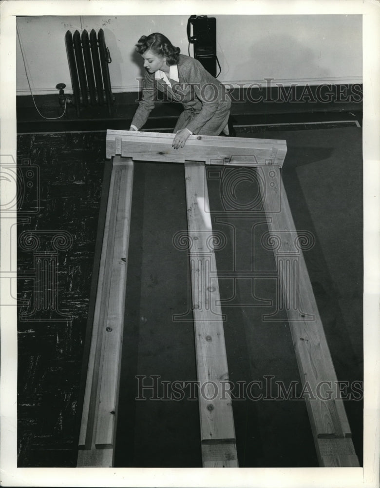 Load image into Gallery viewer, 1942 Press Photo 3 base pieces joined by a roof member via interlocking slots
