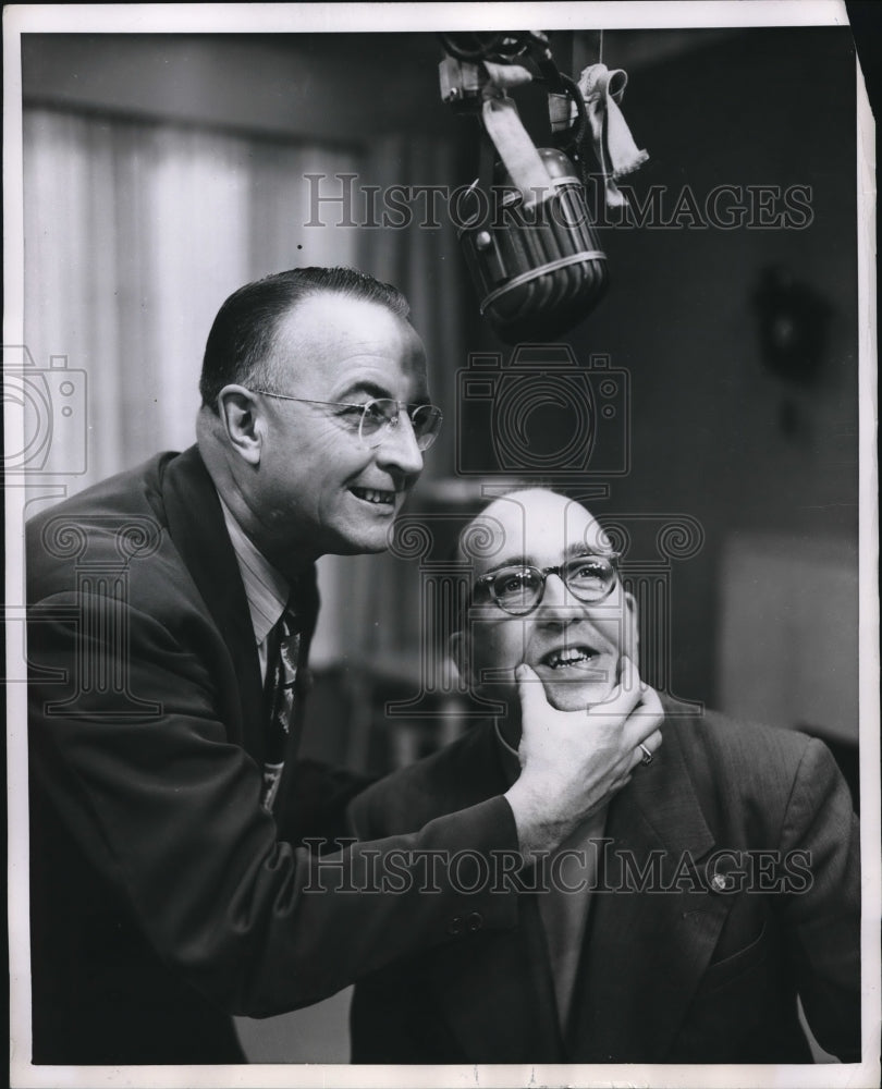 1951 Press Photo Rev. Russell Loesch helps Rev. Philip Dunning enunciate for TV