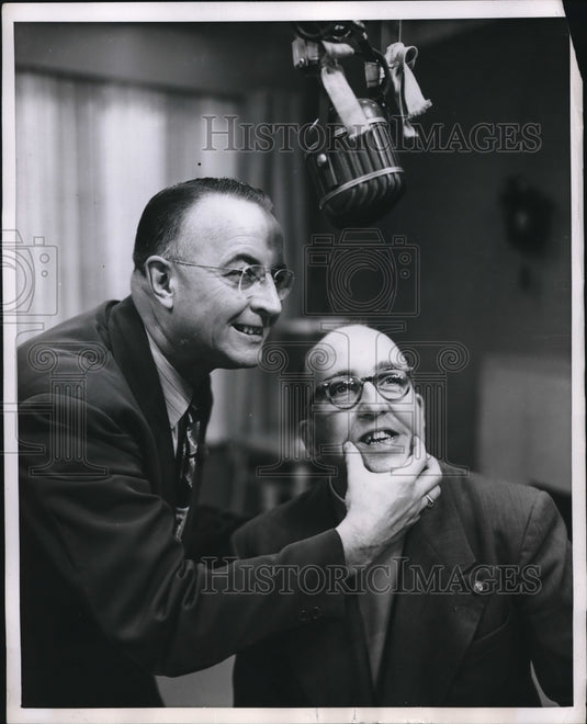 1951 Press Photo Rev. Russell Loesch helps Rev. Philip Dunning enunciate for TV