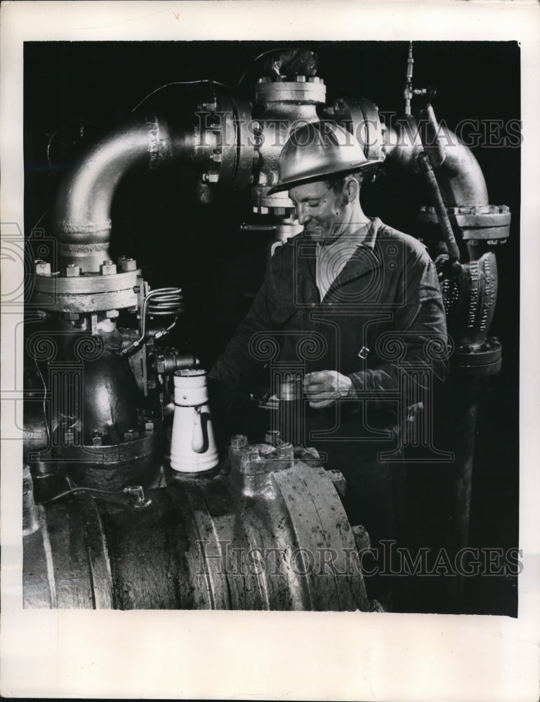 Load image into Gallery viewer, 1949 Press Photo Shell oil workers in La on a coffee break
