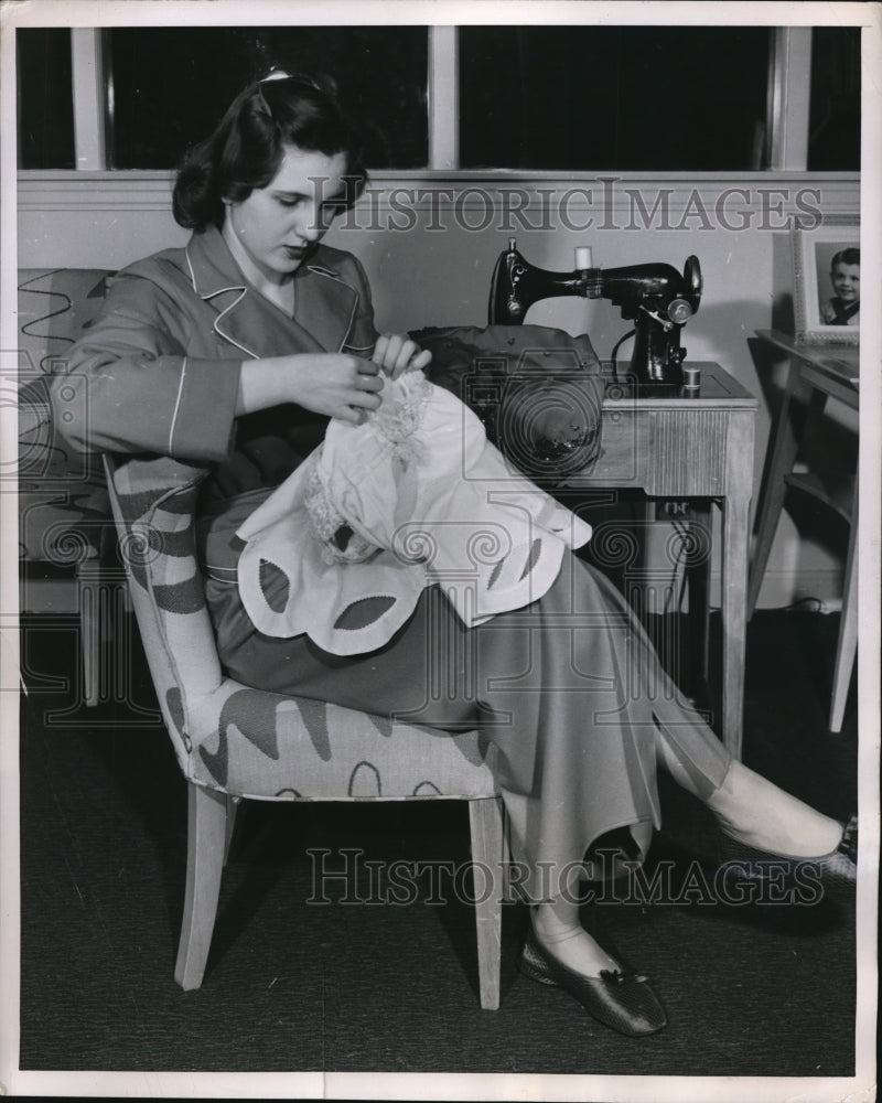 1952 Press Photo Sharon Keohnke repairing her cloyhing designs