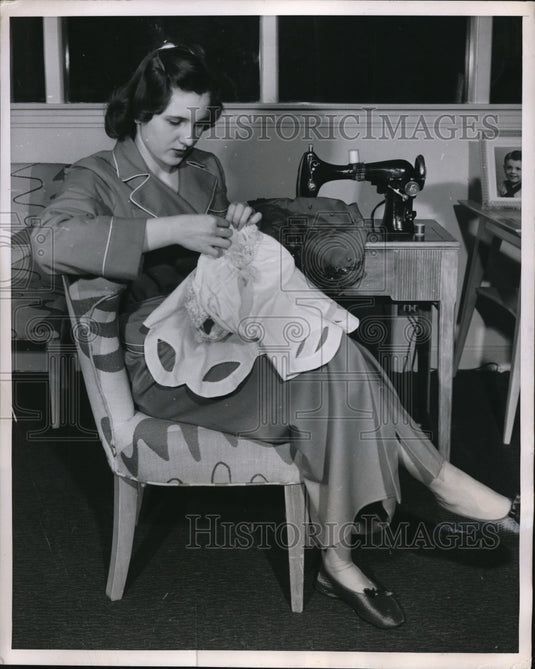 1952 Press Photo Sharon Keohnke repairing her cloyhing designs