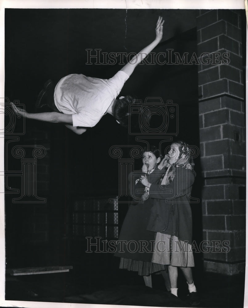 1951 Press Photo Girls visit the gym & boy doing side flips in NY