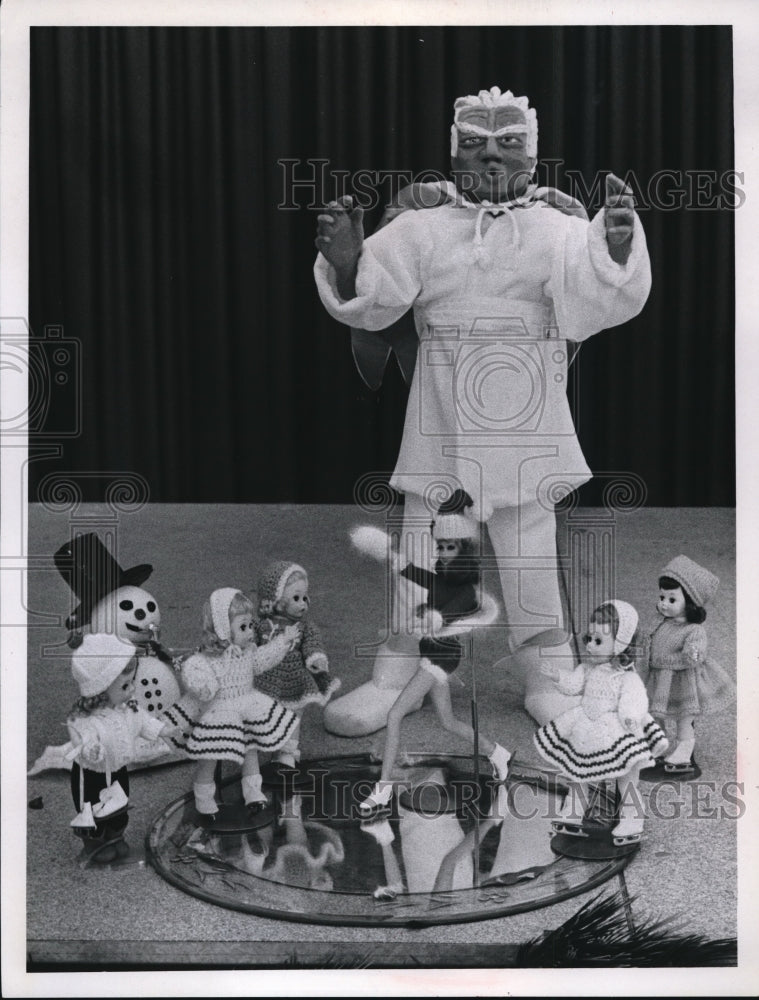 Load image into Gallery viewer, Press Photo Doll display at Westgate shopping center in Cleveland Ohio
