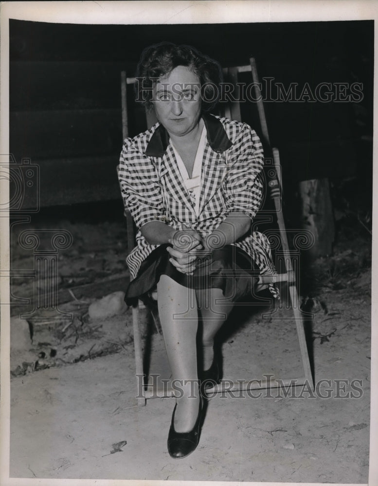 1937 Press Photo Mrs Mae McCann at her Ohio home