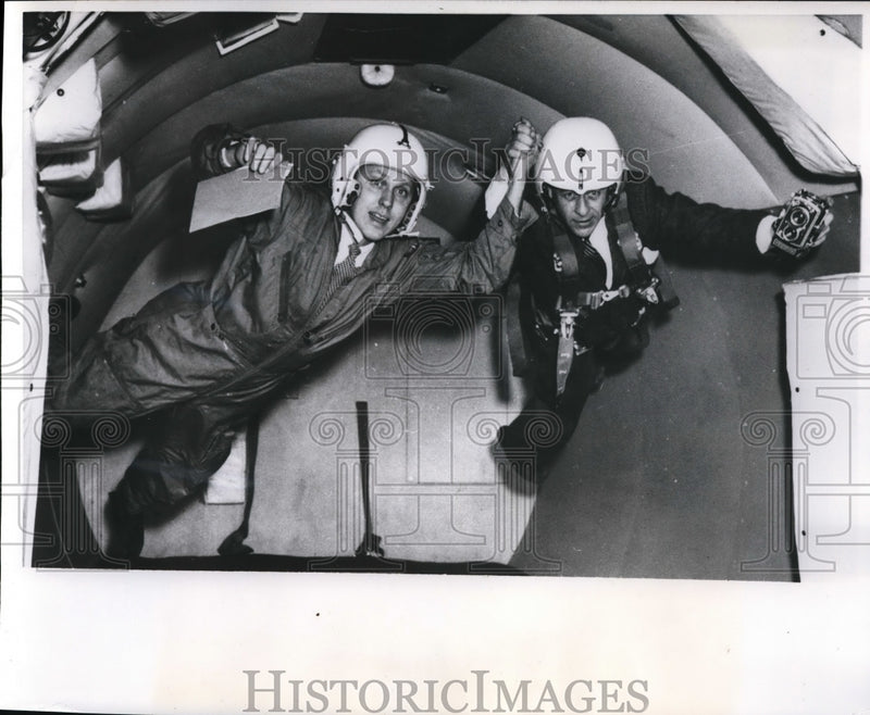 Load image into Gallery viewer, 1970 Press Photo Reporter Doug Walker &amp; Bob Doty in o gravity on a plane
