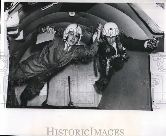 1970 Press Photo Reporter Doug Walker & Bob Doty in o gravity on a plane