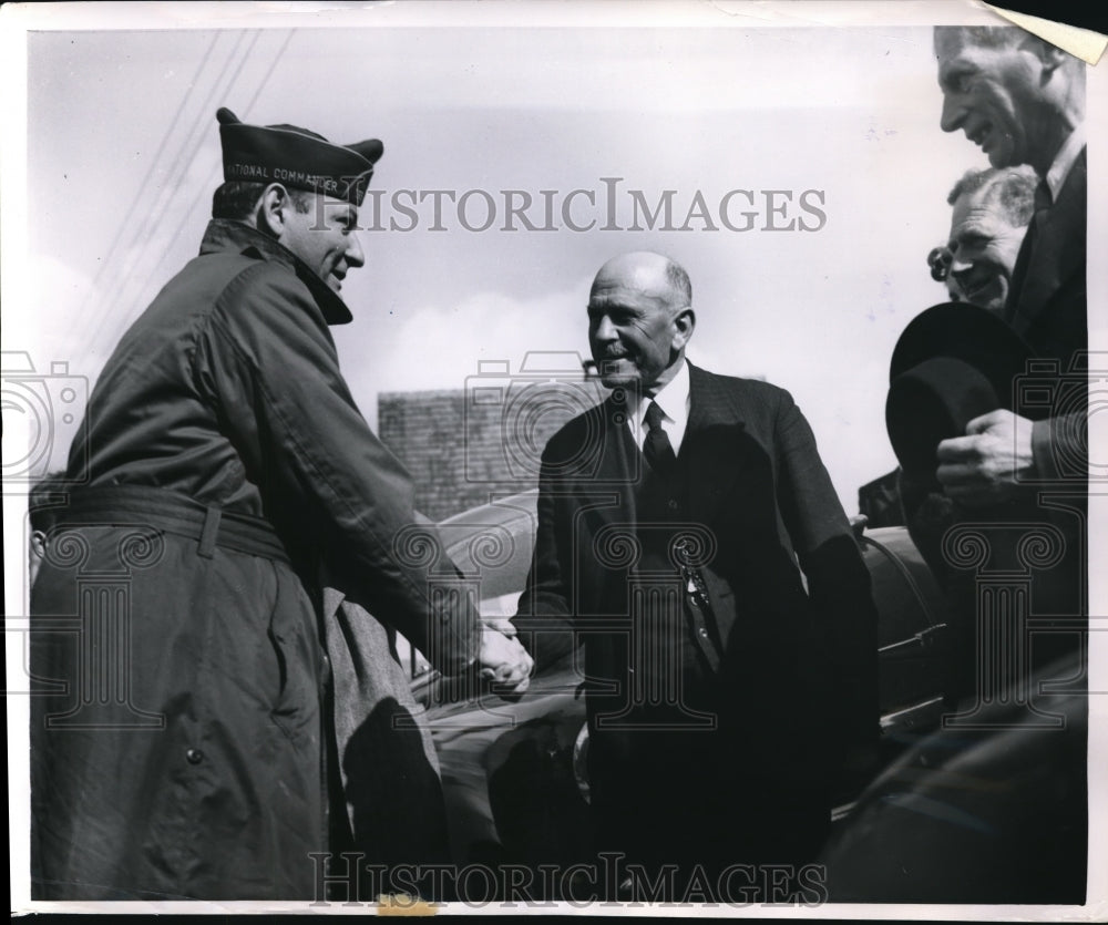 1951 Press Photo Oberwilzingen, Germany US Army man & villages who helped