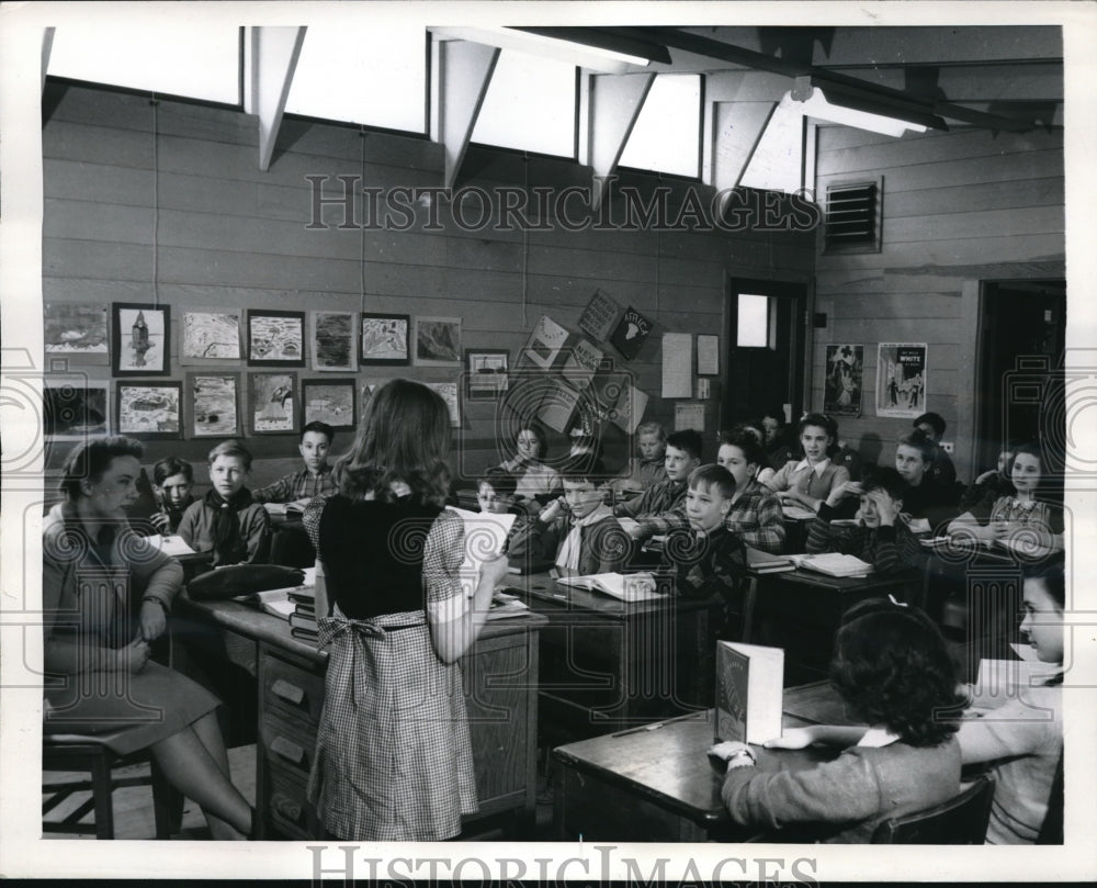 1944 Press Photo Interior view of typical classroom with eastern windows