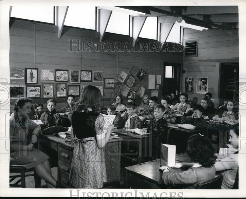 Load image into Gallery viewer, 1944 Press Photo Interior view of typical classroom with eastern windows
