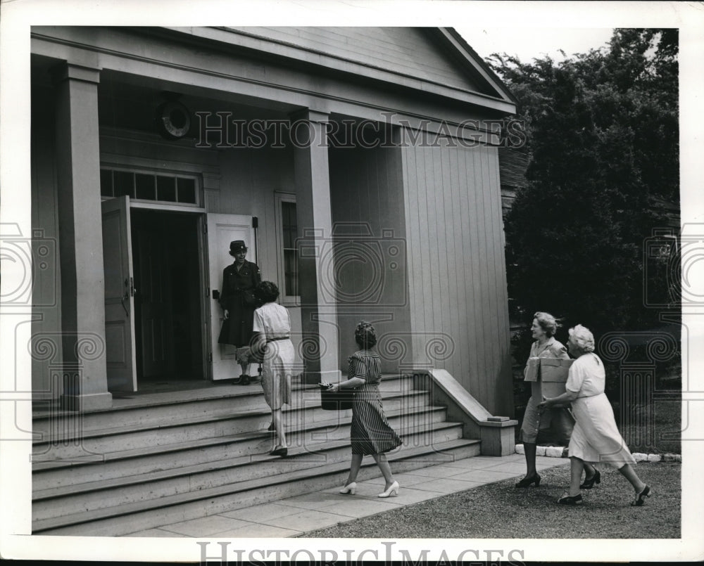 1943 Press Photo American Legion hall in Huntington. Mrs Don Tucker