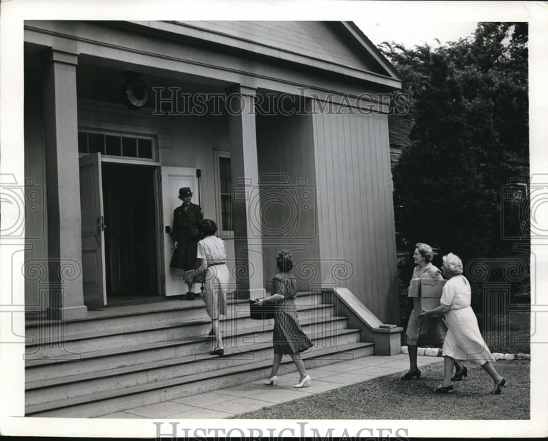 Load image into Gallery viewer, 1943 Press Photo American Legion hall in Huntington. Mrs Don Tucker
