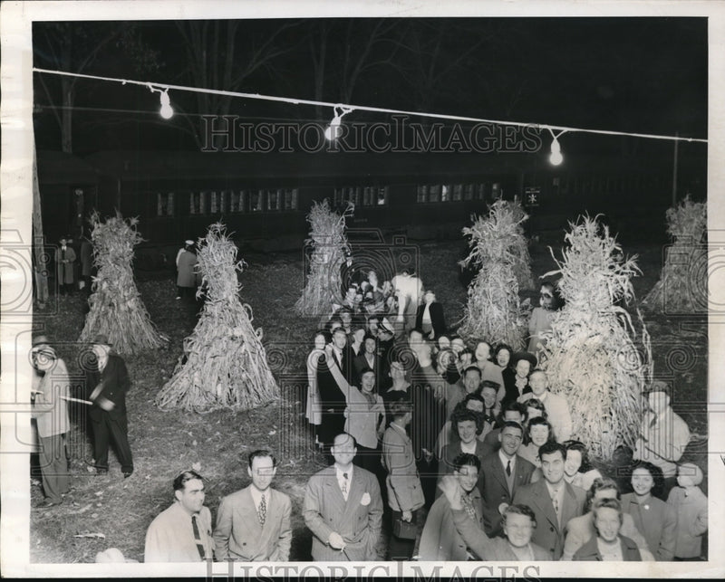 Load image into Gallery viewer, 1946 Press Photo NY crowd in a field of corn stacks with train behind them
