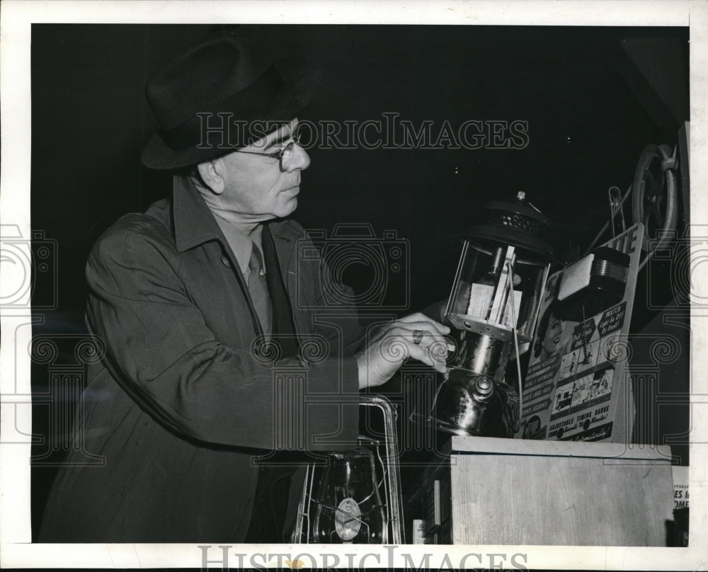 1941 Press Photo San Francisco production of kerosene lamps for war efforts