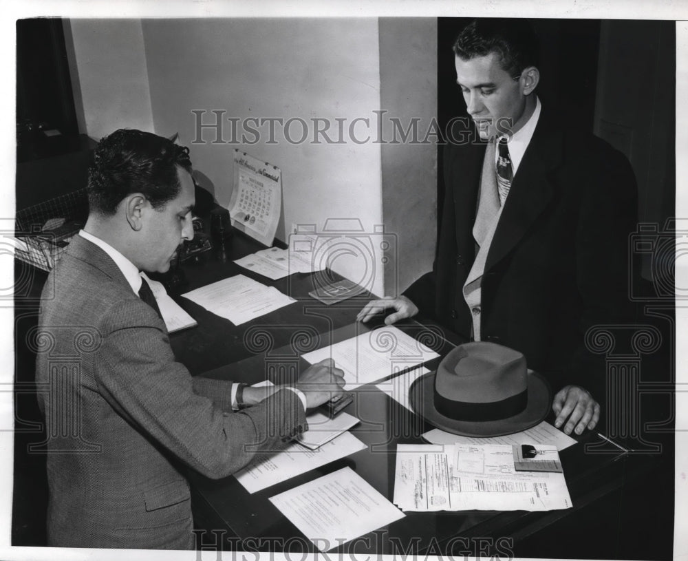 1946 Press Photo Applying for passport & visas at a Consulate to a country