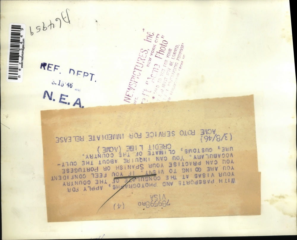 1946 Press Photo Applying for passport & visas at a Consulate to a country