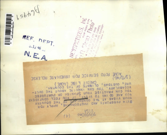 1946 Press Photo Applying for passport & visas at a Consulate to a country
