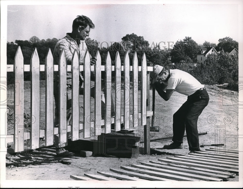 1953 Press Photo Nick Krawczuk & other man building a fence in Cleveland, Ohio