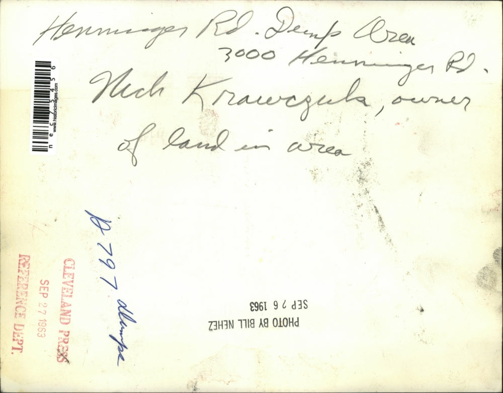 1953 Press Photo Nick Krawczuk & other man building a fence in Cleveland, Ohio