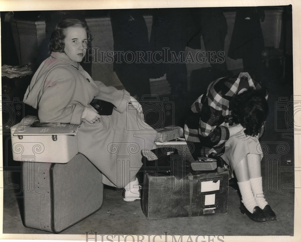 1950 Press Photo Gail Reilly & Ann Doyle wait for a train at station in Clevelan