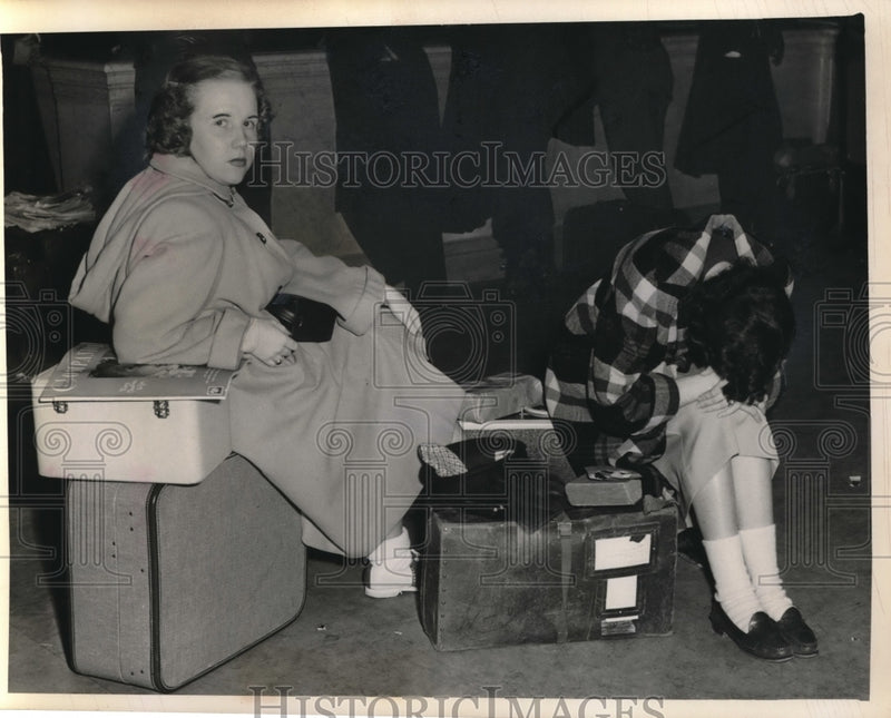 Load image into Gallery viewer, 1950 Press Photo Gail Reilly &amp; Ann Doyle wait for a train at station in Clevelan
