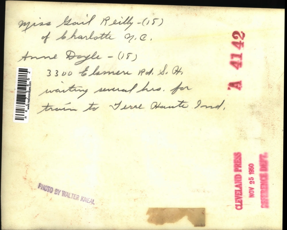 1950 Press Photo Gail Reilly & Ann Doyle wait for a train at station in Clevelan