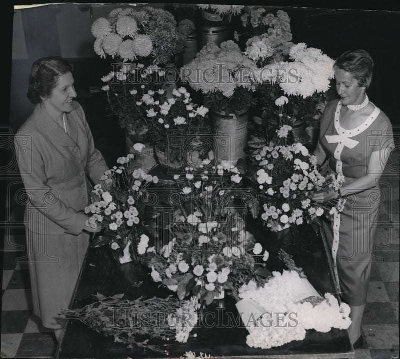 Load image into Gallery viewer, Press Photo Mrs Rose Milbrandt, Mrs Mara Cantlin of Cleveland, Ohio
