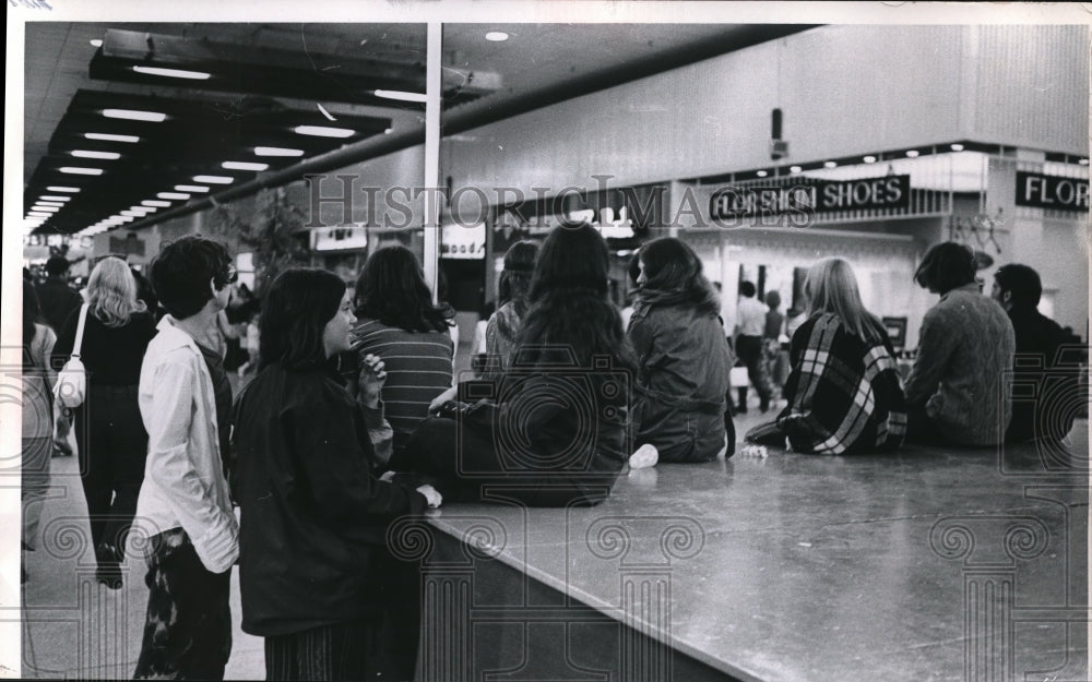 Press Photo Group of people at Floresheim shoes in Cleveland mall