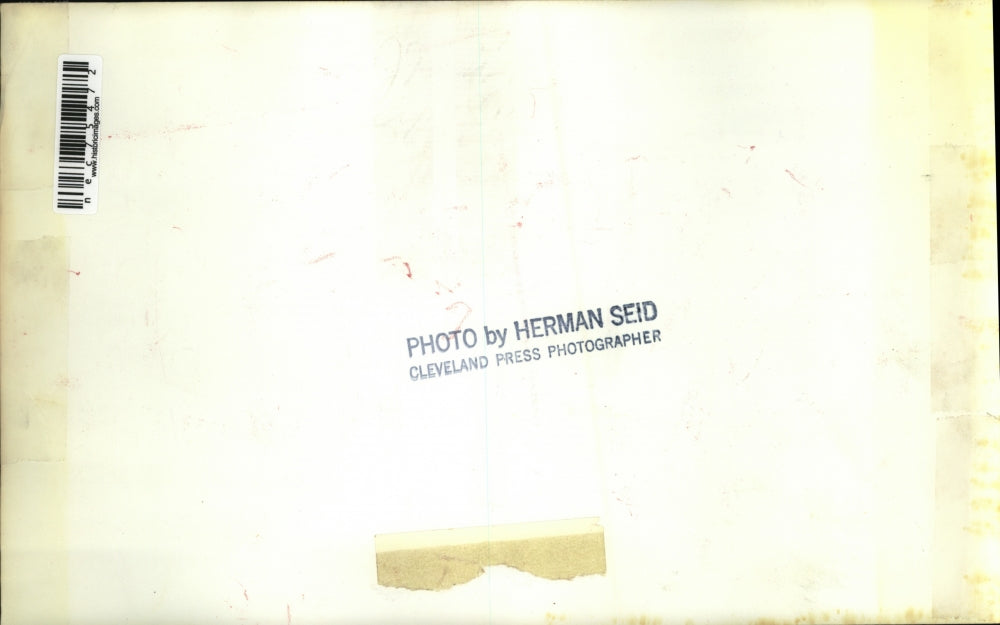 Press Photo Group of people at Floresheim shoes in Cleveland mall