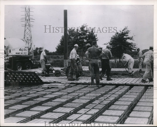 1952 Press Photo Workmen in Cleveland building a warehouse