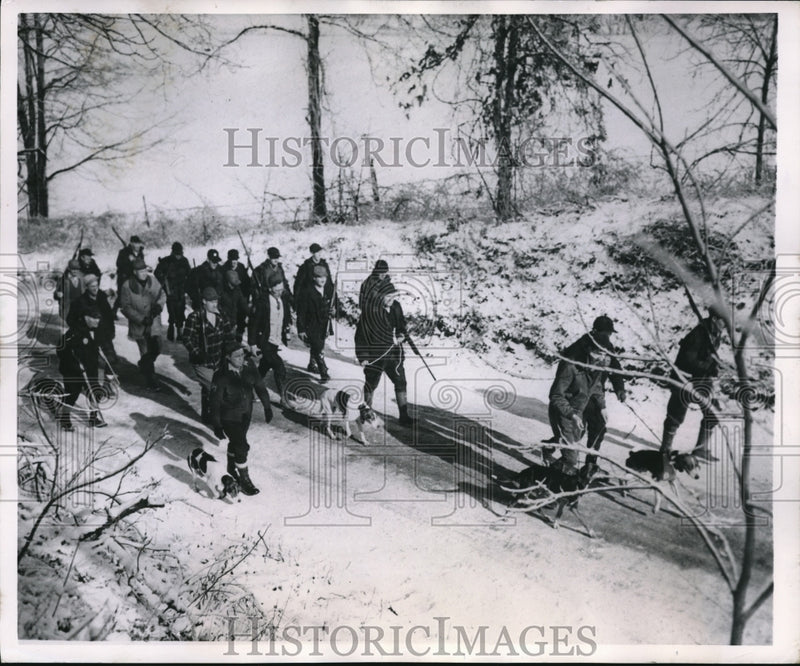 Load image into Gallery viewer, 1949 Press Photo Fox hunt at Lincoln Park Hunt club
