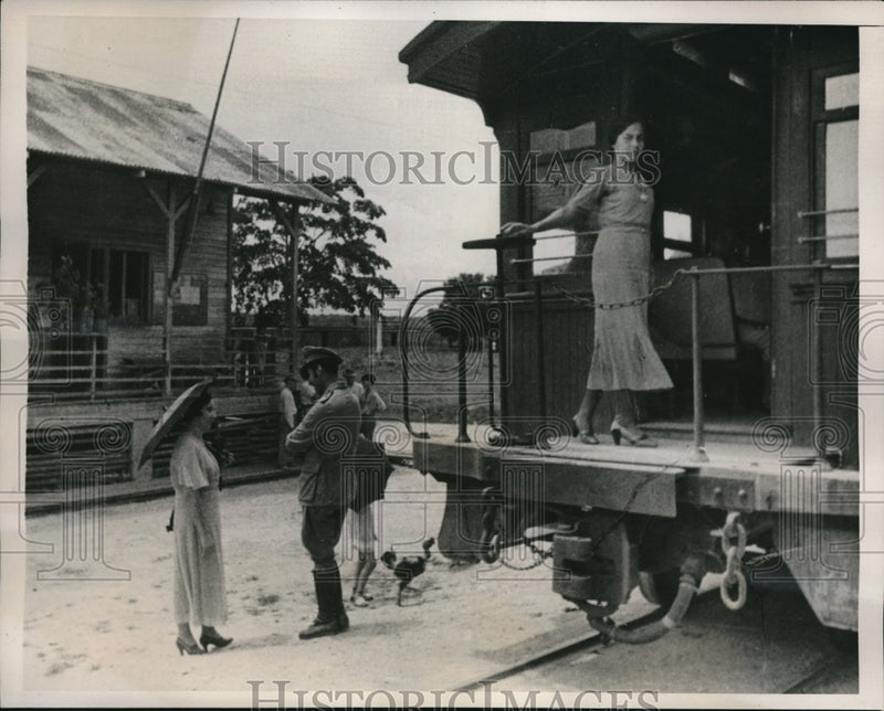 Load image into Gallery viewer, 1941 Press Photo train stops for water in a town in Brazil
