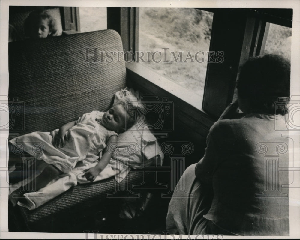 1941 Press Photo sleeping tot on a train in Brazil