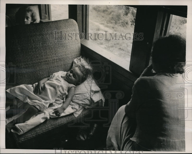 Load image into Gallery viewer, 1941 Press Photo sleeping tot on a train in Brazil

