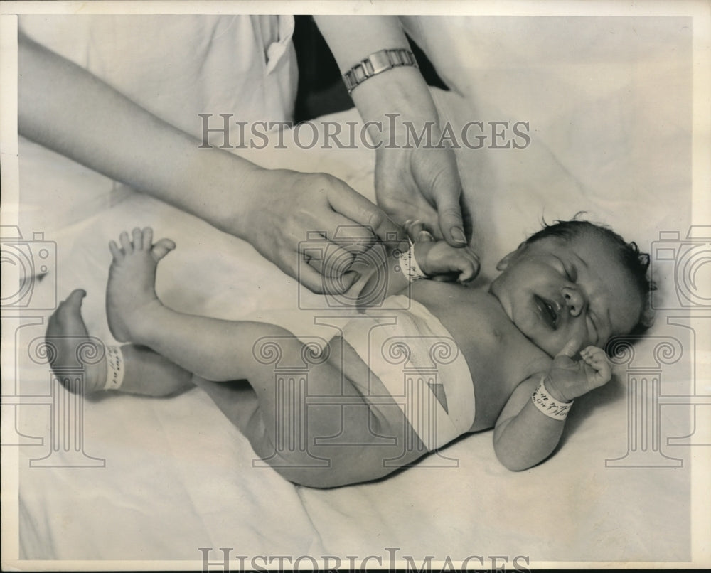 1940 Press Photo Baby Hughlett has I.D. bracelet and anklet put on at birth
