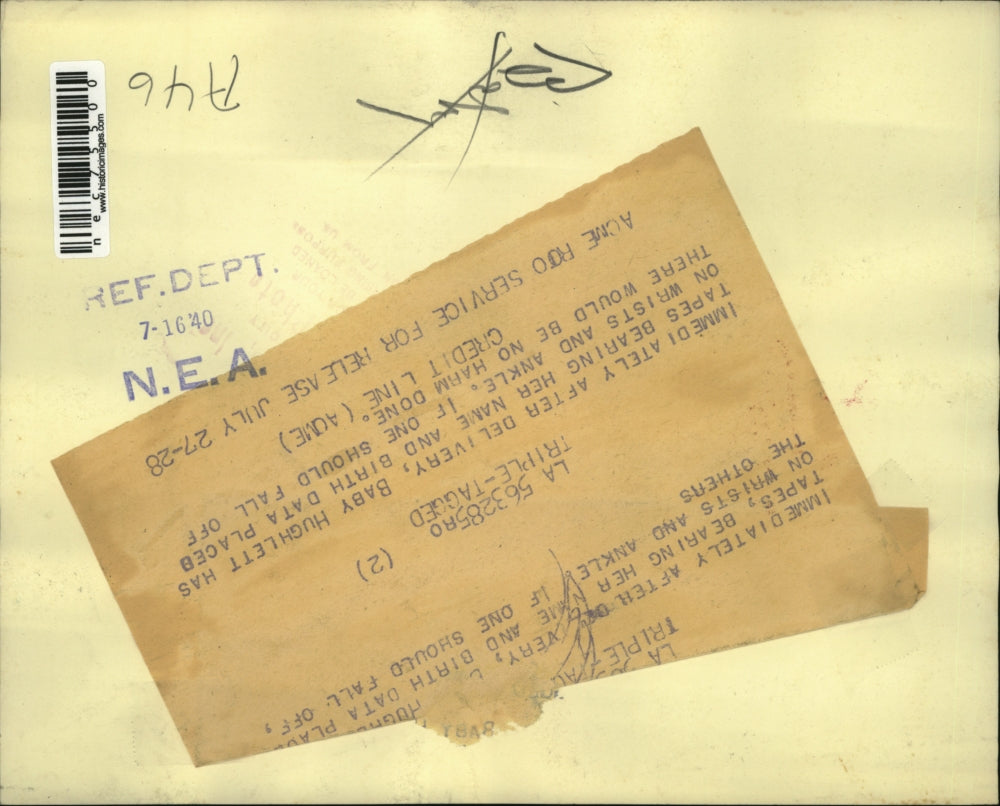 1940 Press Photo Baby Hughlett has I.D. bracelet and anklet put on at birth