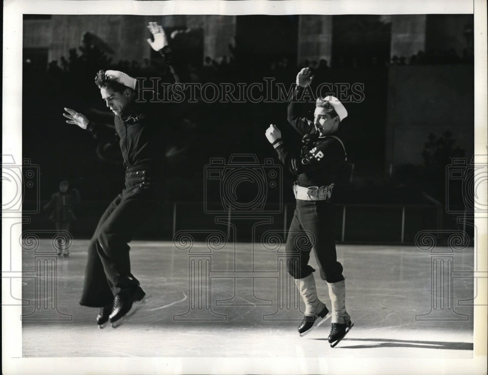1940 Press Photo Bud and Gil McKellen perform ice skating tricks, Ice Follies