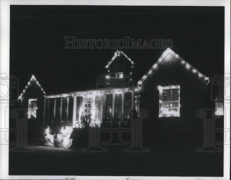Load image into Gallery viewer, 1952 Press Photo Residence Fred Hatton 5204 Porter Rd. North Olmstead
