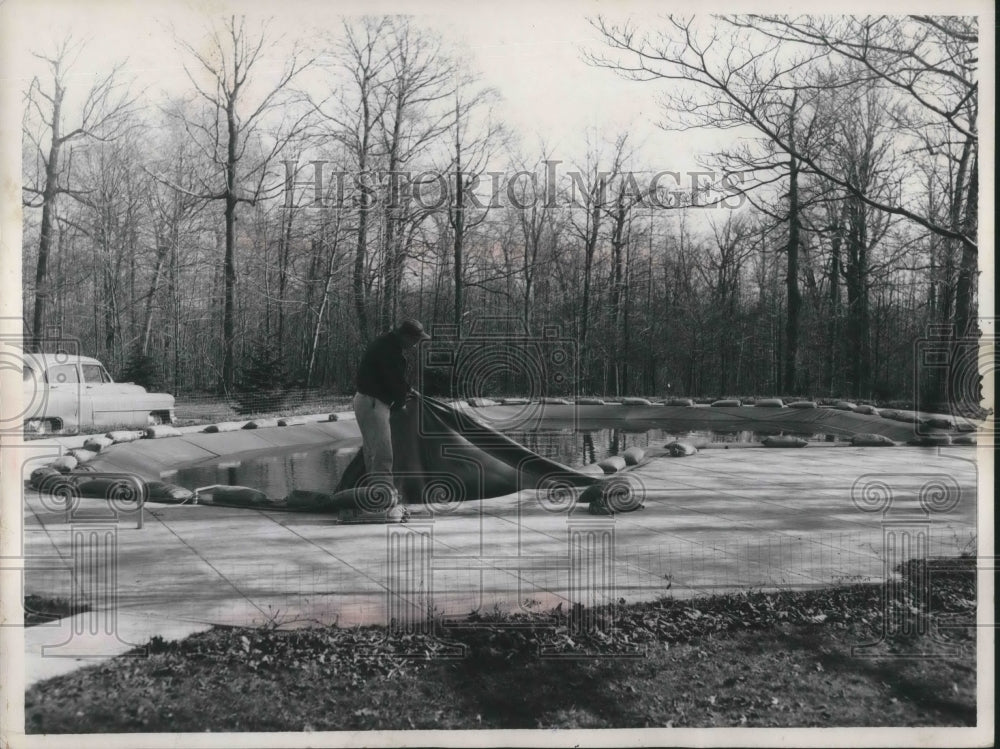 1958 Press Photo Joe Leisman His Fiesta Pool