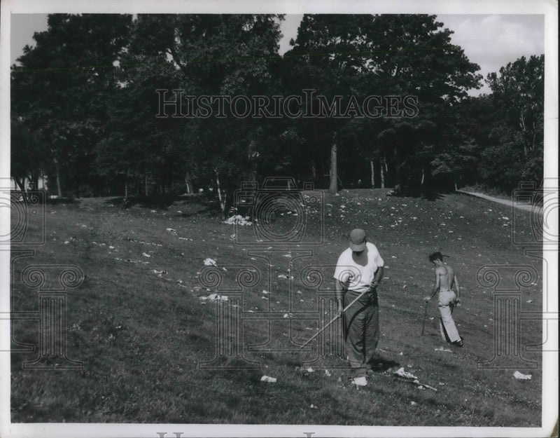 Load image into Gallery viewer, 1957 Press Photo Edgewater Park Liter after fireworks
