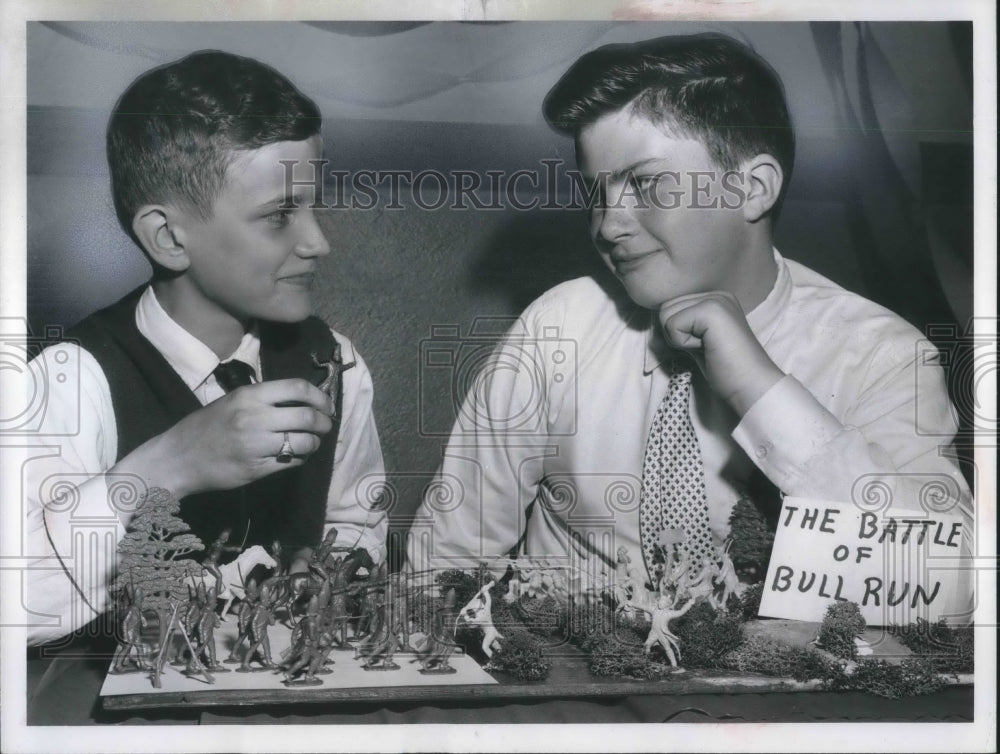 1961 Press Photo Joe Guzik John Grod with Battle of Bull Run Model